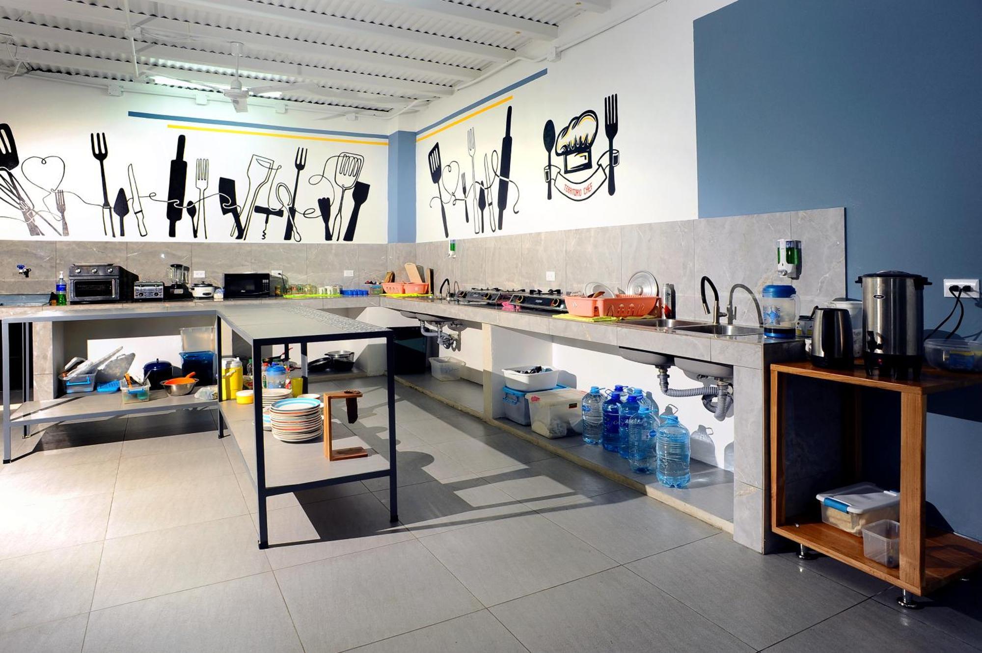 Private Fully Furnished Home At Wide Mouth Frog Hostel 케포스 외부 사진