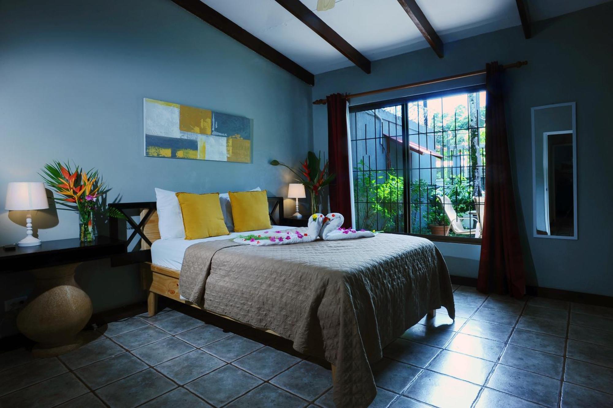 Private Fully Furnished Home At Wide Mouth Frog Hostel 케포스 외부 사진