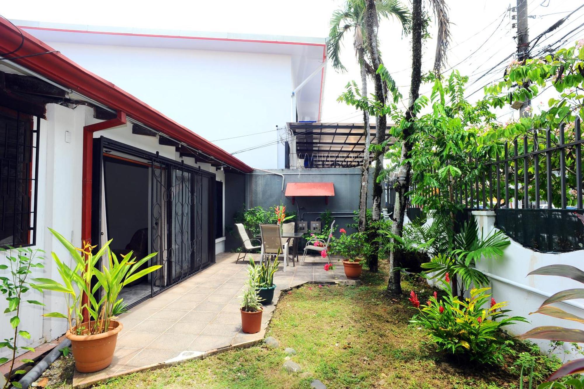 Private Fully Furnished Home At Wide Mouth Frog Hostel 케포스 외부 사진